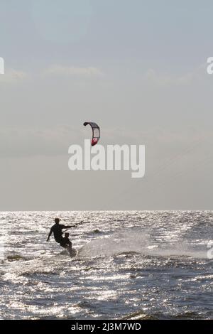 Un padre e un figlio si kite bordo insieme sul Pamlico Sound.; Nags Head, North Carolina. Foto Stock