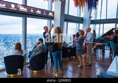 La gente gode della vista dal cocktail bar di Shard a Londra, Regno Unito. Lo Shard è un grattacielo a 72 piani a Southwark. Agosto 7th 2021 Foto Stock
