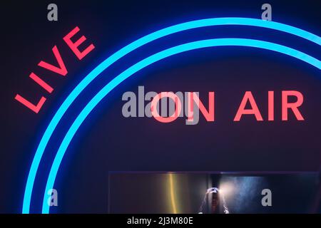 Simbolo di vivo, in aria, neon rosso e blu, spettacolo notturno, club Foto Stock