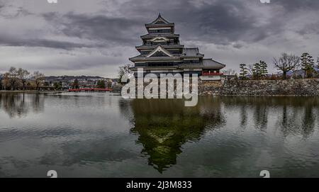 Il Castello di Matsumoto, originariamente conosciuto come Castello di Fukashi, è uno dei castelli storici più importanti del Giappone. L'edificio è anche noto come il 'Castello di Crow' ... Foto Stock