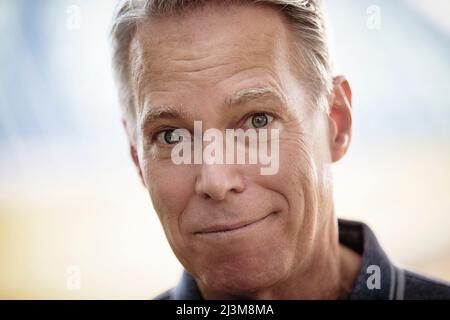 Primo piano ritratto di bell'uomo anziano con capelli graying; Edmonton, Alberta, Canada Foto Stock