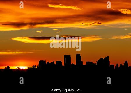 Spettacolare cielo colorato con un paesaggio urbano dalle forme pittoresche; Calgary, Alberta, Canada Foto Stock