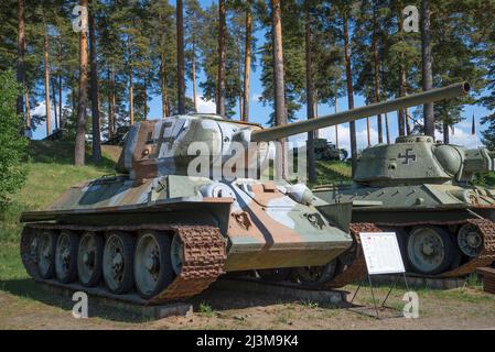 PAROLA, FINLANDIA - 10 GIUGNO 2017: Catturato carro armato sovietico T-34-85 dal periodo della seconda guerra mondiale nel museo del carro armato della città di Parola Foto Stock