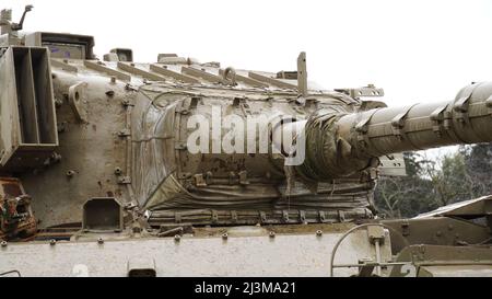 La torretta e la pistola primo piano del Centurion il principale carro armato di battaglia dell'esercito britannico principale del periodo post-seconda guerra mondiale in mostra come monumento del carro armato, Israe Foto Stock