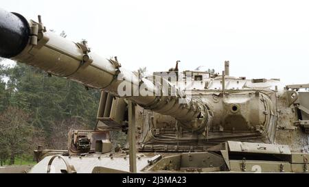 La torretta e la pistola primo piano del Centurion il principale carro armato di battaglia dell'esercito britannico principale del periodo post-seconda guerra mondiale in mostra come monumento del carro armato, Israe Foto Stock