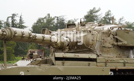 La torretta e la pistola primo piano del Centurion il principale carro armato di battaglia dell'esercito britannico principale del periodo post-seconda guerra mondiale in mostra come monumento del carro armato, Israe Foto Stock