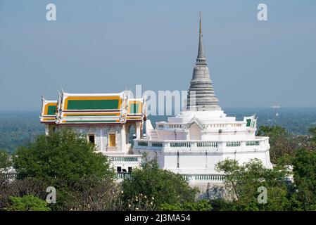 Antico tempio buddista Wat Phra Kaew sulla cima della collina reale (Phra Nakhon Khiri). Phetchaburi, Tailandia Foto Stock