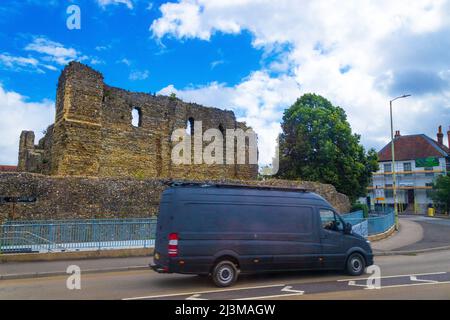 Le mura difensive della città di Canterbury viste da pin Hill Street, le prime mura della città furono costruite dai Romani, probabilmente tra il 270 e il 280 d.C., Kent, UK Foto Stock