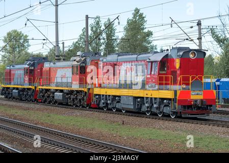 REGIONE DI LENINGRAD, RUSSIA - 24 MAGGIO 2021: CHM3 e TM18dm shunting locomotives diesel sulle piste di stazione in un giorno nuvoloso di maggio Foto Stock