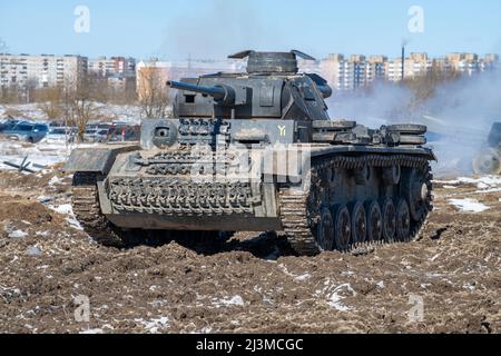 KRASNOE SELO, RUSSIA - 27 MARZO 2022: Vecchio serbatoio medio tedesco PZ.Kpfw. III nel parco militare-patriottico 'sbarco del mare' in un giorno di marcia soleggiato Foto Stock