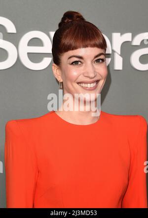 Los Angeles, Stati Uniti. 08th Apr 2022. Britt Lower Walking sul tappeto rosso all'evento di proiezione finale della Apple Original Series 'Severance' al DGA Theatre di Los Angeles, CA, il 8 aprile 2022. (Foto di Scott Kirkland/Sipa USA) Credit: Sipa USA/Alamy Live News Foto Stock