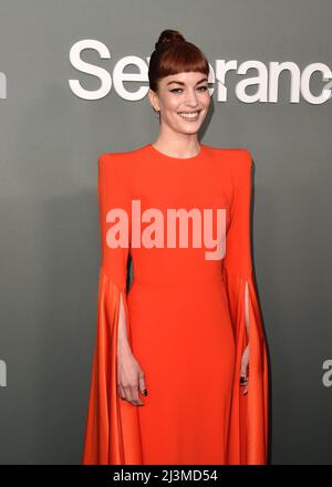 Los Angeles, Stati Uniti. 08th Apr 2022. Britt Lower Walking sul tappeto rosso all'evento di proiezione finale della Apple Original Series 'Severance' al DGA Theatre di Los Angeles, CA, il 8 aprile 2022. (Foto di Scott Kirkland/Sipa USA) Credit: Sipa USA/Alamy Live News Foto Stock