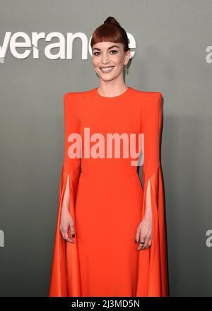 Los Angeles, Stati Uniti. 08th Apr 2022. Britt Lower Walking sul tappeto rosso all'evento di proiezione finale della Apple Original Series 'Severance' al DGA Theatre di Los Angeles, CA, il 8 aprile 2022. (Foto di Scott Kirkland/Sipa USA) Credit: Sipa USA/Alamy Live News Foto Stock