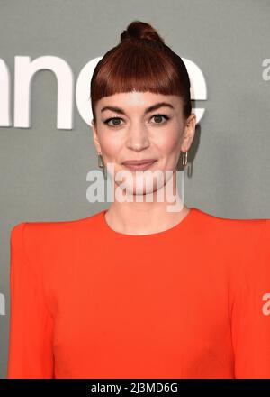 Los Angeles, Stati Uniti. 08th Apr 2022. Britt Lower Walking sul tappeto rosso all'evento di proiezione finale della Apple Original Series 'Severance' al DGA Theatre di Los Angeles, CA, il 8 aprile 2022. (Foto di Scott Kirkland/Sipa USA) Credit: Sipa USA/Alamy Live News Foto Stock