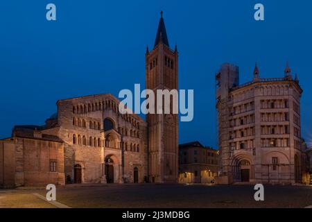 Piazza Duomo nel centro storico di Parma, al crepuscolo Foto Stock