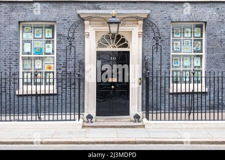 Una vista generale dell'entrata di No. 10 Downing Street dalla penna di stampa. Immagini scattate il 8th aprile 2022. © Belinda Jiao jiao.bilin@gmail.co Foto Stock