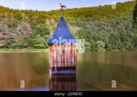 Chiesa torre di una chiesa sunken nel Edersee, Assia in Germania Foto Stock