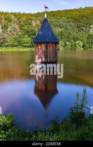 Chiesa torre di una chiesa sunken nel Edersee, Assia in Germania Foto Stock