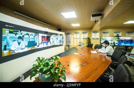 Guiyang. 30th Mar 2022. Un medico dal Guizhou Provincial People's Hospital ha una tele-consultazione remota con i medici dal Rongjiang Chinese Medicine Hospital nella provincia di Guizhou della Cina sudoccidentale, 30 marzo 2022. La Provincia di Guizhou ha realizzato un sistema di assistenza medica remota che copre vari livelli di ospedali pubblici per alleviare i problemi, tra cui la scarsa accessibilità e la convenienza dei servizi sanitari per le persone. Credit: Tao Liang/Xinhua/Alamy Live News Foto Stock