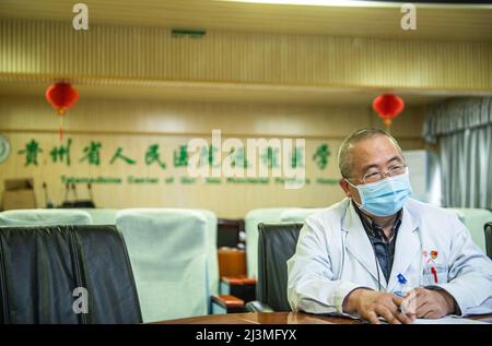 Guiyang. 30th Mar 2022. Un medico del Guizhou Provincial People's Hospital ha un tele-consulto remoto con i medici del Chishui People's Hospital nella provincia di Guizhou della Cina sudoccidentale, 30 marzo 2022. La Provincia di Guizhou ha realizzato un sistema di assistenza medica remota che copre vari livelli di ospedali pubblici per alleviare i problemi, tra cui la scarsa accessibilità e la convenienza dei servizi sanitari per le persone. Credit: Tao Liang/Xinhua/Alamy Live News Foto Stock