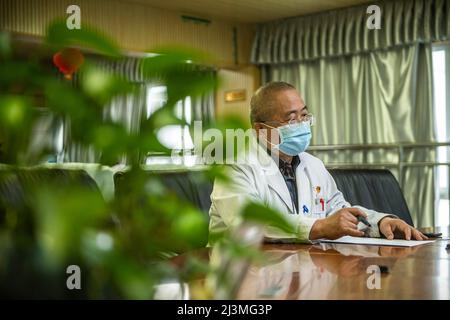 Guiyang. 30th Mar 2022. Un medico del Guizhou Provincial People's Hospital ha un tele-consulto remoto con i medici del Chishui People's Hospital nella provincia di Guizhou della Cina sudoccidentale, 30 marzo 2022. La Provincia di Guizhou ha realizzato un sistema di assistenza medica remota che copre vari livelli di ospedali pubblici per alleviare i problemi, tra cui la scarsa accessibilità e la convenienza dei servizi sanitari per le persone. Credit: Tao Liang/Xinhua/Alamy Live News Foto Stock