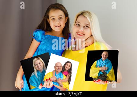 Foto tela persone con la bandiera di Ucraina Foto Stock