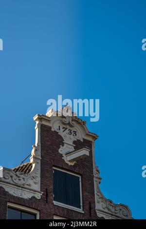 Amsterdam, Paesi Bassi, aprile 2022. Facciate storiche lungo i canali di Amsterdam. Foto di alta qualità Foto Stock