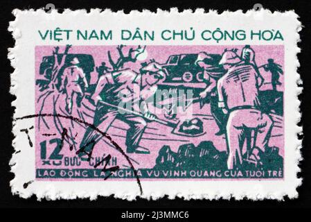 VIETNAM - CIRCA 1973: Un francobollo stampato in Vietnam mostra Road Building, Youth Movement, circa 1973 Foto Stock