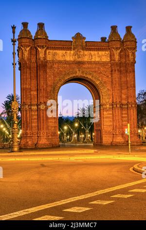 L'Arc de Triomf a Barcellona all'alba Foto Stock