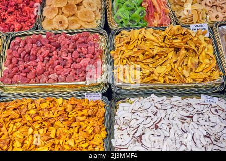 Una varietà di frutta secca al Mercato di Boqueria a Barcellona Foto Stock