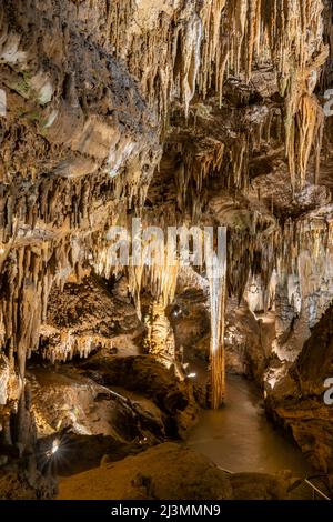 LURAY, VA/USA - 31 marzo 2022: Percorso nella gola di Skeleton alla colonna della principessa, Luray Caverns, Luray, Virginia. Foto Stock