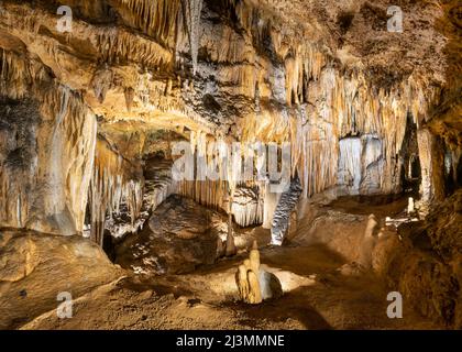 LURAY, VA/USA - 31 marzo 2022: Alcova nella zona di Skeleton Gorge, Luray Caverns, Luray, Virginia. Foto Stock