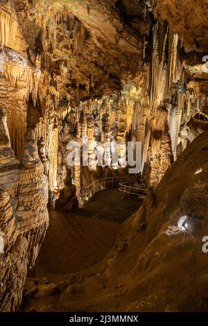 LURAY, VA/USA - 31 marzo 2022: Le formazioni 'Totem Pole' adornano il percorso nella Giant's Hall, Luray Caverns, Luray, Virginia. Foto Stock