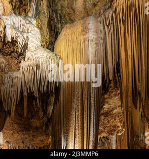 LURAY, VA/USA - 31 marzo 2022: Primo piano dei drappeggi della grotta 'Saracen's Tent', a Luray Caverns, Luray, Virginia. Foto Stock