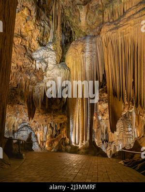 LURAY, VA/USA - 31 marzo 2022: Il percorso termina alla formazione di 'Saracen's Tent' a Luray Caverns, Luray, Virginia. Foto Stock