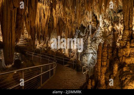 LURAY, VA/USA - 31 marzo 2022: Il percorso si intreccia tra stalattiti e colonne nella 'Sala del Trono' alle caverne di Luray, Luray, Virginia. Foto Stock