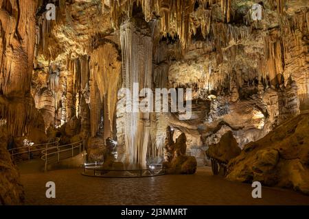 LURAY, VA/USA - 31 marzo 2022: Il sentiero conduce alla massiccia formazione della 'colonna doppia' nella Giant's Hall, a Luray Caverns, Luray, Virginia. Foto Stock