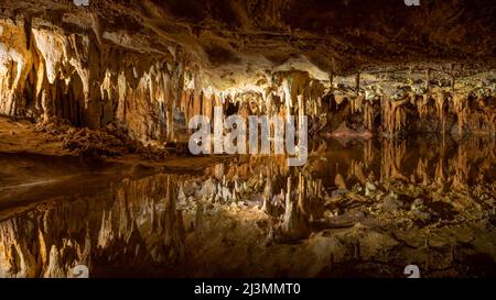 LURAY, VA/USA - 31 marzo 2022: Stalattiti appendere sopra Reflection Pool (a.k.a. Dream Lake), a Luray Caverns, Luray, Virginia. Foto Stock