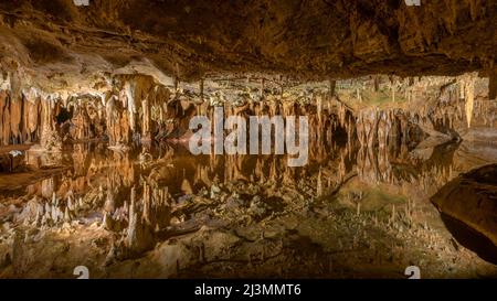 LURAY, VA/USA - 31 marzo 2022: Stalattiti appendere sopra Reflection Pool (a.k.a. Dream Lake), a Luray Caverns, Luray, Virginia. Foto Stock