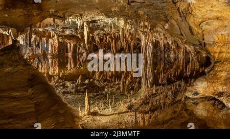 LURAY, VA/USA - 31 marzo 2022: Stalattiti appendere sopra Reflection Pool (a.k.a. Dream Lake), a Luray Caverns, Luray, Virginia. Foto Stock