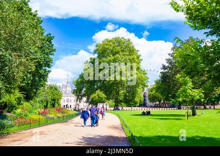 Il St James`s Park è un parco di 23 ettari nella città di Westminster, nel centro di Londra. Il parco è delimitato da Buckingham Palace a ovest. Inghilterra Foto Stock