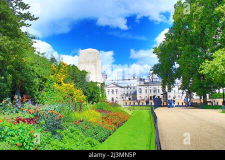 Il St James`s Park è un parco di 23 ettari nella città di Westminster, nel centro di Londra. Il parco è delimitato da Buckingham Palace a ovest. Inghilterra Foto Stock