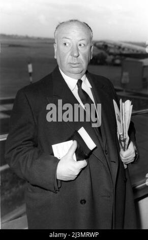 Direttore ALFRED HITCHCOCK candid ritratto all'aeroporto di Londra nel marzo 1958 Foto Stock
