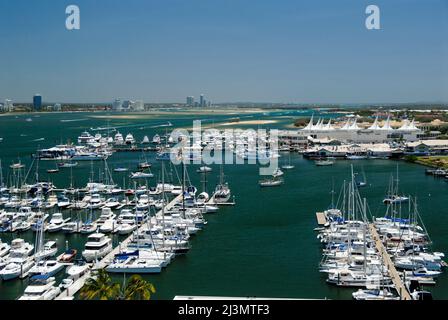 Vista sul Southport Yacht Club e il Broadwater verso Southport, da Main Beach. Foto Stock
