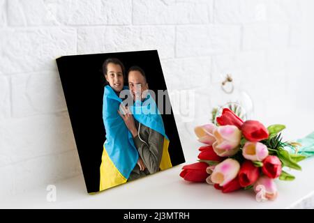 Foto tela persone con la bandiera di Ucraina Foto Stock