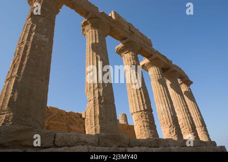 Sotto vista della colonna nella Valle dei Templi di Agrigento contro il cielo azzurro Foto Stock