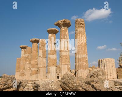 Vista del tempio dorico di Eracle nella valle dei templi di Agrigento Foto Stock