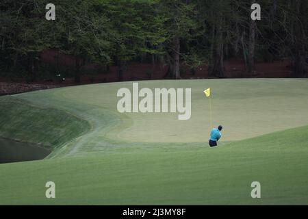 Georgia, Stati Uniti d'America. 08th Apr 2022. Stati Uniti Tiger Woods sulla 11th buche durante il secondo round del torneo di golf 2022 Masters presso l'Augusta National Golf Club di Augusta, Georgia, Stati Uniti, il 8 aprile 2022. Credit: Koji Aoki/AFLO SPORT/Alamy Live News Credit: AFLO Co. Ltd./Alamy Live News Foto Stock