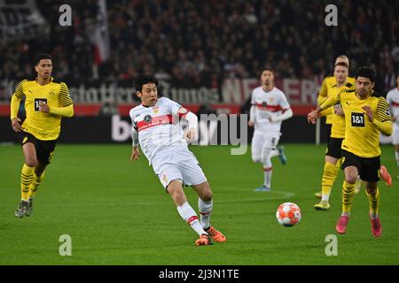 Stoccarda, Germania. 08th Apr 2022. Wataru ENDO (VFB Stuttgart) sulla palla, azione. Calcio 1st Bundesliga stagione 2021/2022, 29.matchday, matchday29. VFB Stuttgart-Borussia Dortmund 0-2, on 04/08/2022, Mercedes Benz Arena Stuttgart Credit: dpa/Alamy Live News Foto Stock