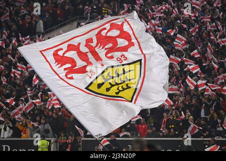 Stoccarda, Germania. 08th Apr 2022. Tribune complete, bandiera con emblema VFB club. Calcio 1st Bundesliga stagione 2021/2022, 29.matchday, matchday29. VFB Stuttgart-Borussia Dortmund 0-2, on 04/08/2022, Mercedes Benz Arena Stuttgart Credit: dpa/Alamy Live News Foto Stock